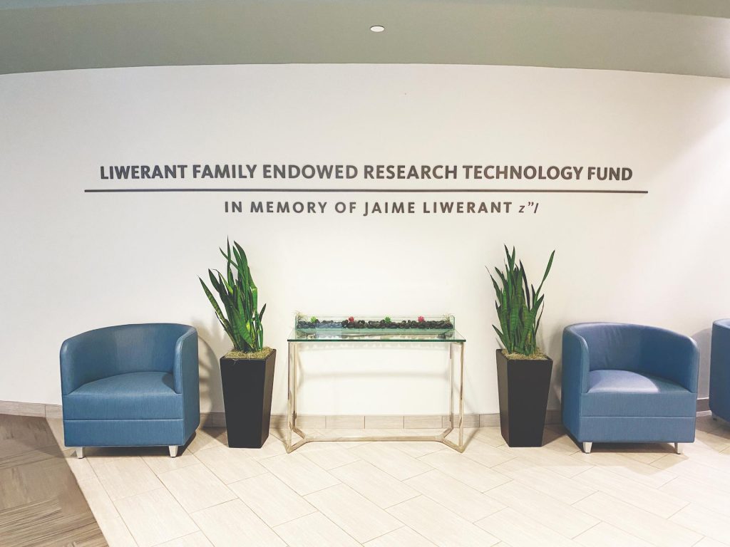 Photo of LJI hallway with signage for the Liwerant Family Endowed Research Technology Fund. In Memory of Jaime Liwerant."